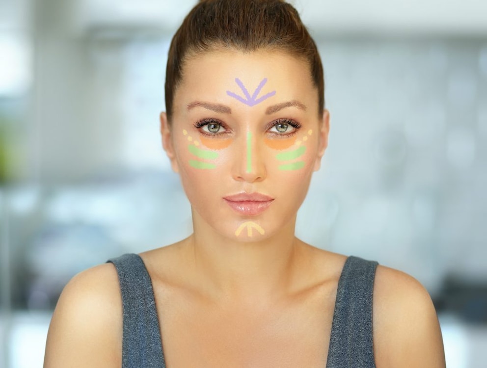 Vrouw met kleurcorrigerende make-up