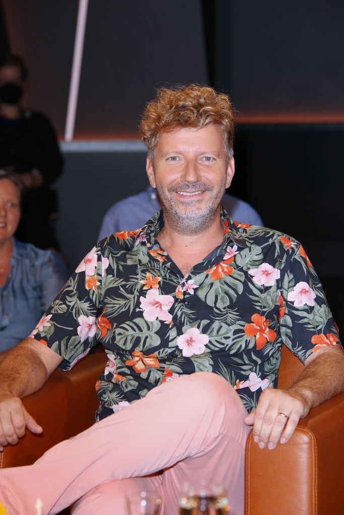 Thorsten Schorn in een Hawaiiaans bloemenhemd in olijfgroen met een roze broek op NDR-televisie