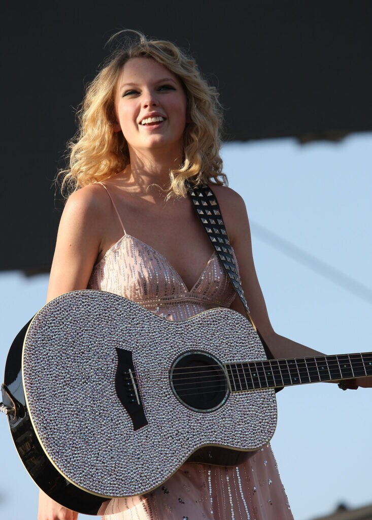 Glittergitaar en engelachtige glimlach - Taylor Swift kreeg haar start als een onschuldige landprinses